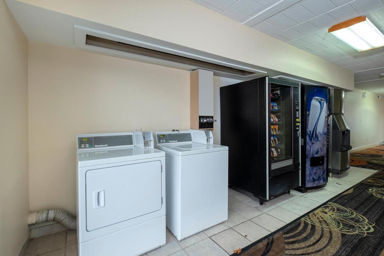 Red Roof Inn & Suites Hazleton Dış mekan fotoğraf