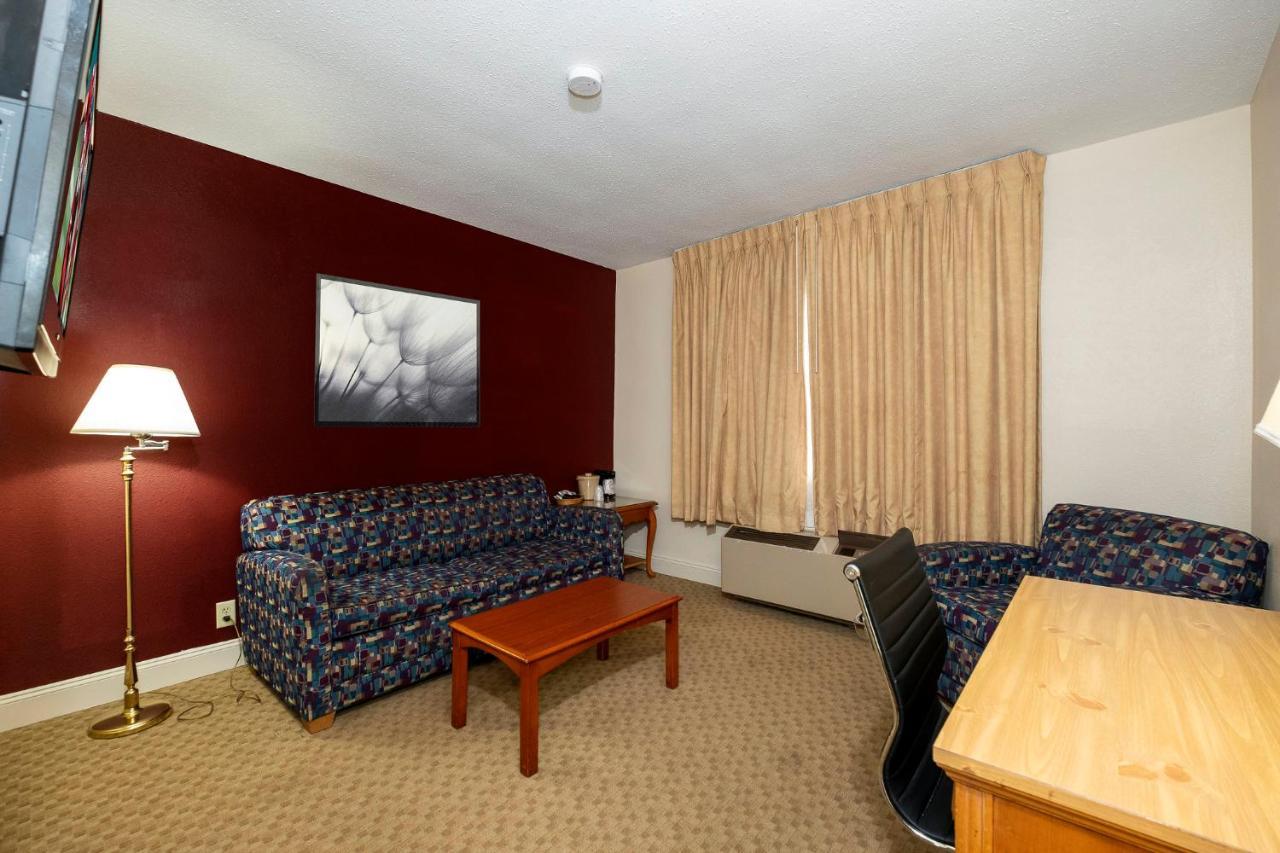 Red Roof Inn & Suites Hazleton Dış mekan fotoğraf