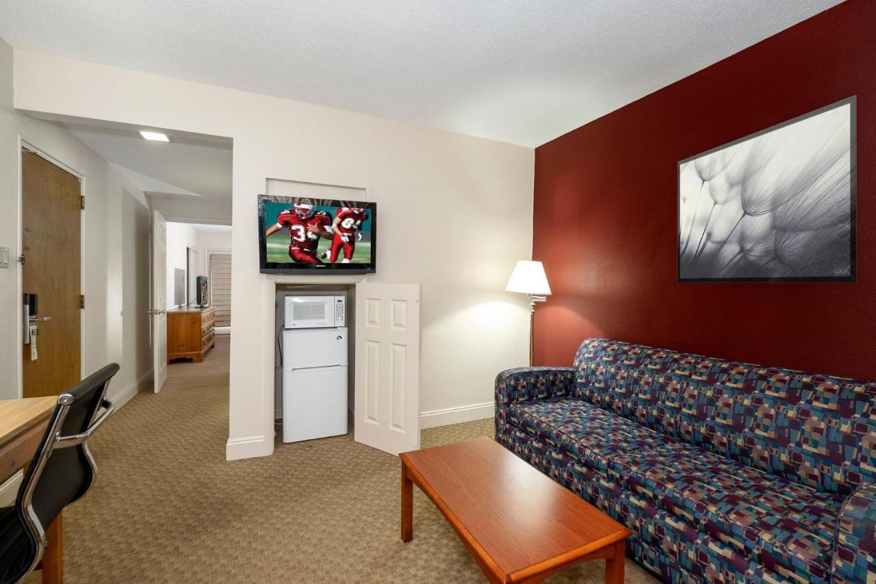 Red Roof Inn & Suites Hazleton Dış mekan fotoğraf