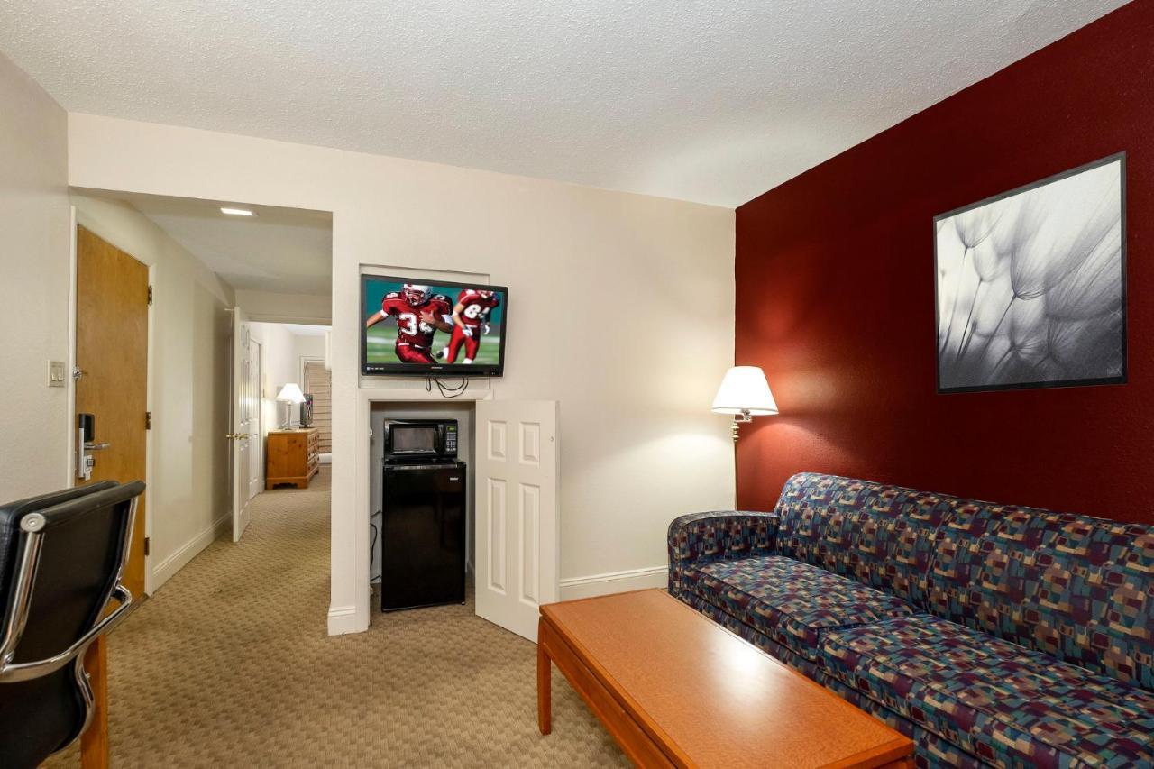 Red Roof Inn & Suites Hazleton Dış mekan fotoğraf